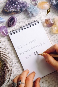 Pogłębiona analiza numerologiczna (na podstawie daty urodzenia oraz imion i nazwisk)