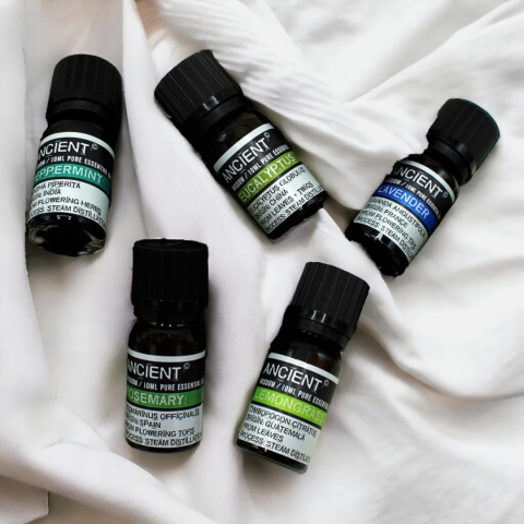 Organiczny olejek eteryczny o zapachu drzewa cedrowego