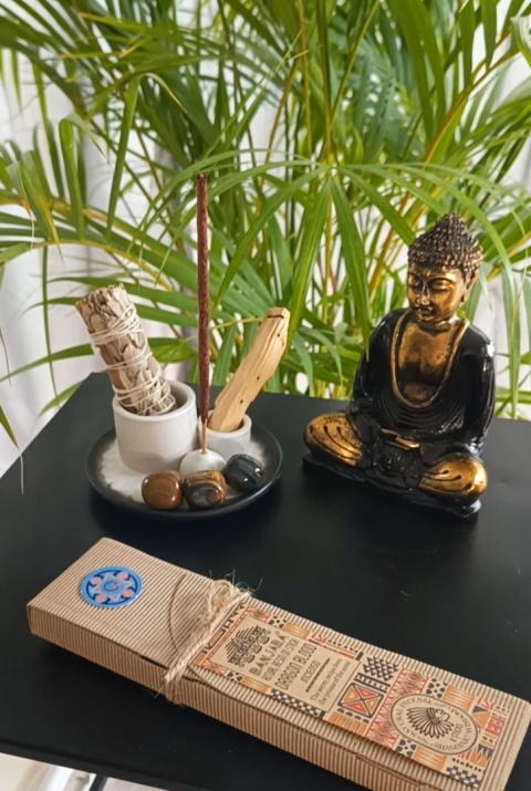 prezent budda w zestawie z kamieniem naturalnym tygrysie oko, kadzidło