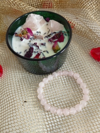 Zestaw upominkowy- świeca sojowa kochanków + bransoletka z kamieniami kwarcu różowego