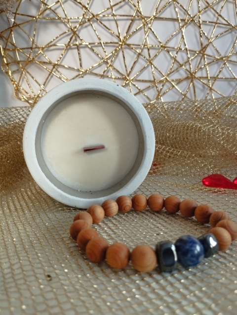 Zestaw upominkowy dla niego - świeca sojowa + bransoletka z drzewa cedrowego