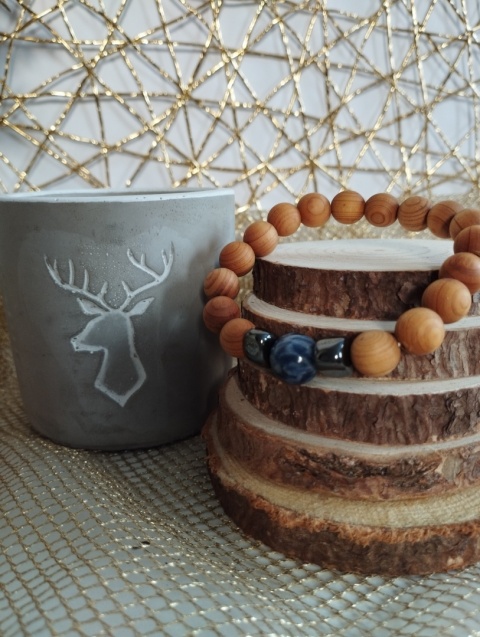 Zestaw upominkowy dla niego - świeca sojowa + bransoletka z drzewa cedrowego